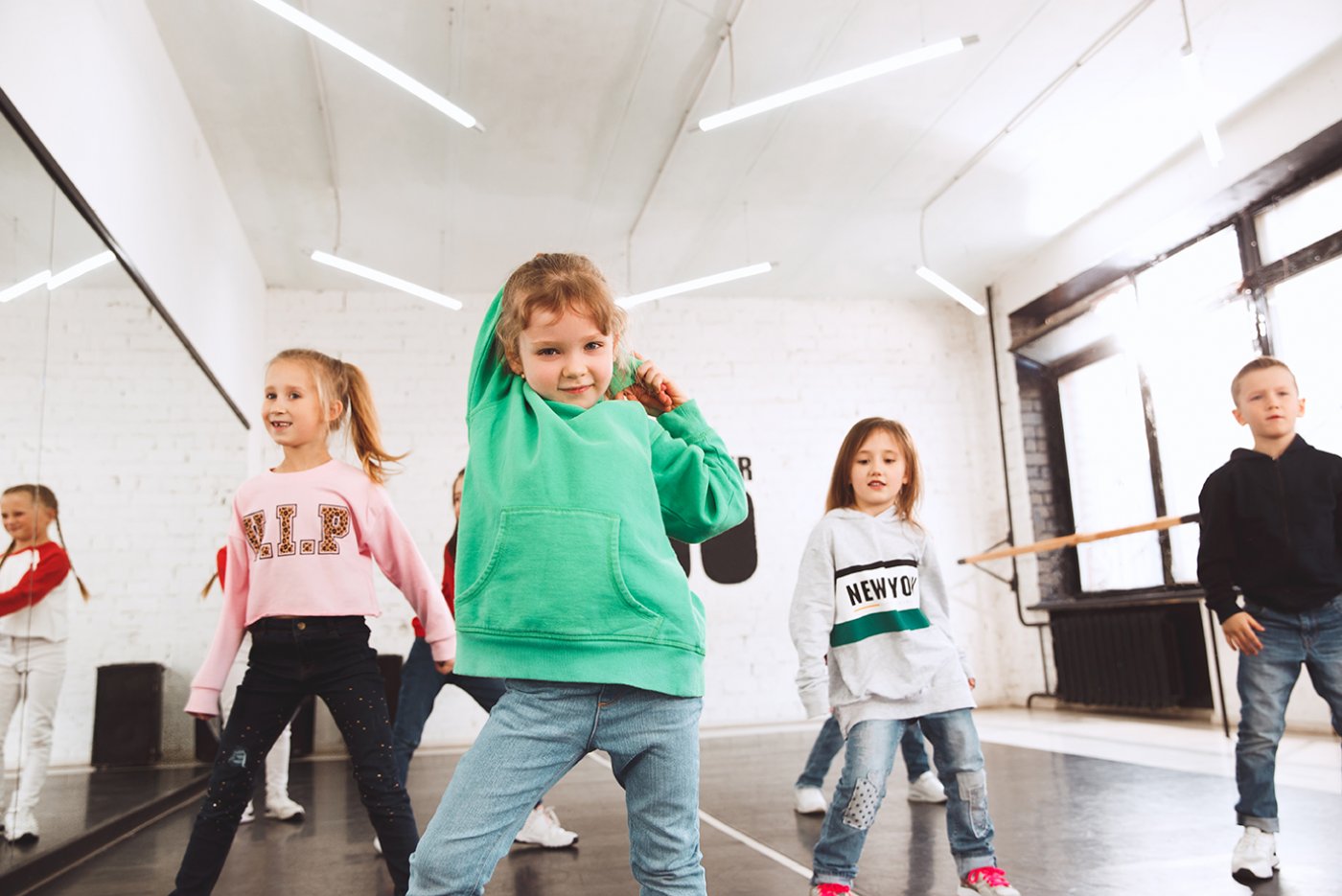 niños bailñando