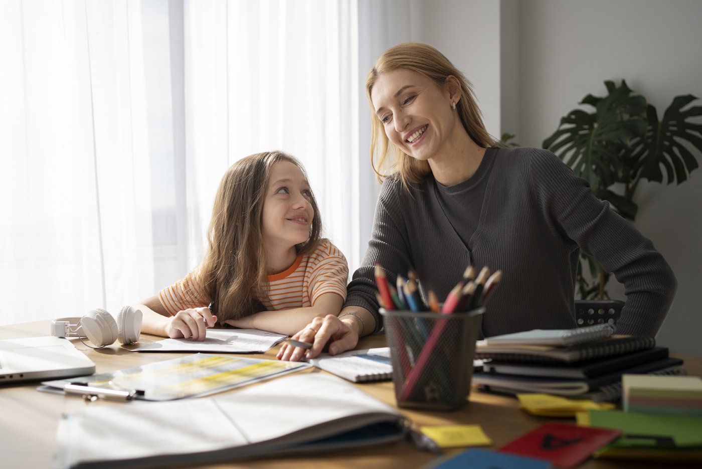 mama y niña estudiando