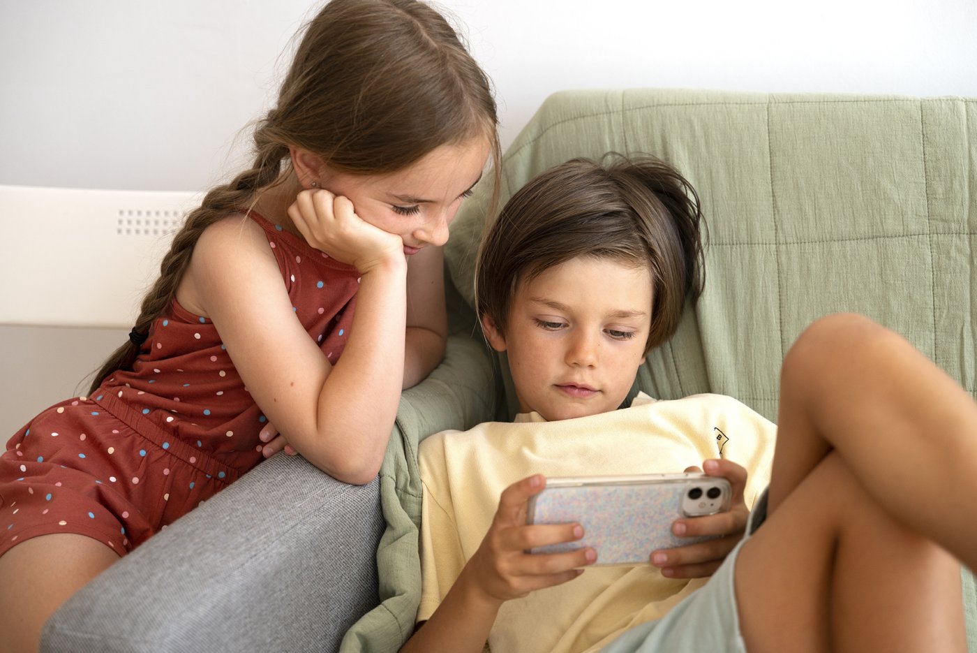 Niños usando el celular