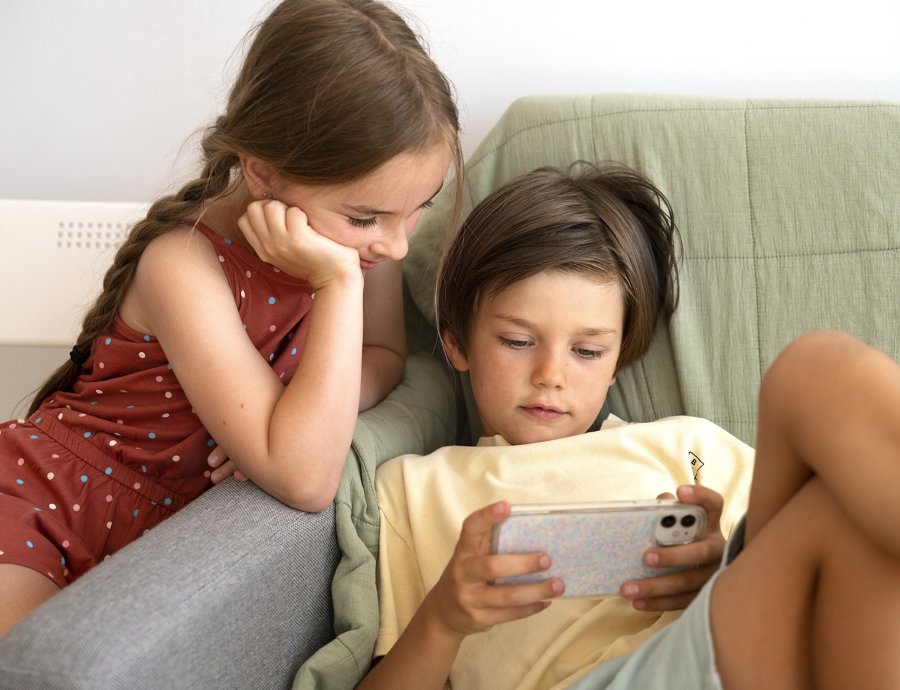 Niños usando el celular