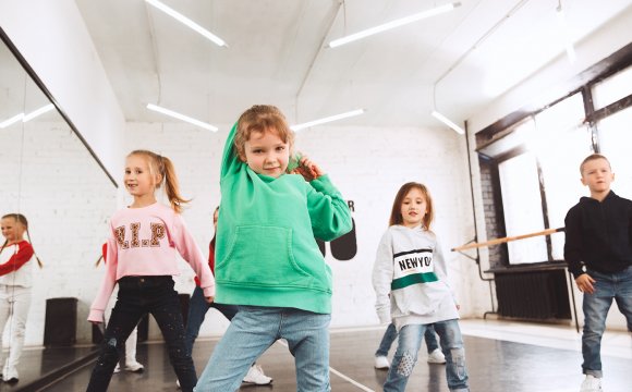 niños bailñando