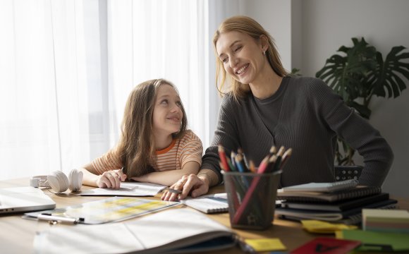 mama y niña estudiando