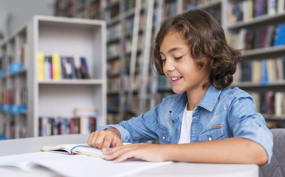 niño estudiando